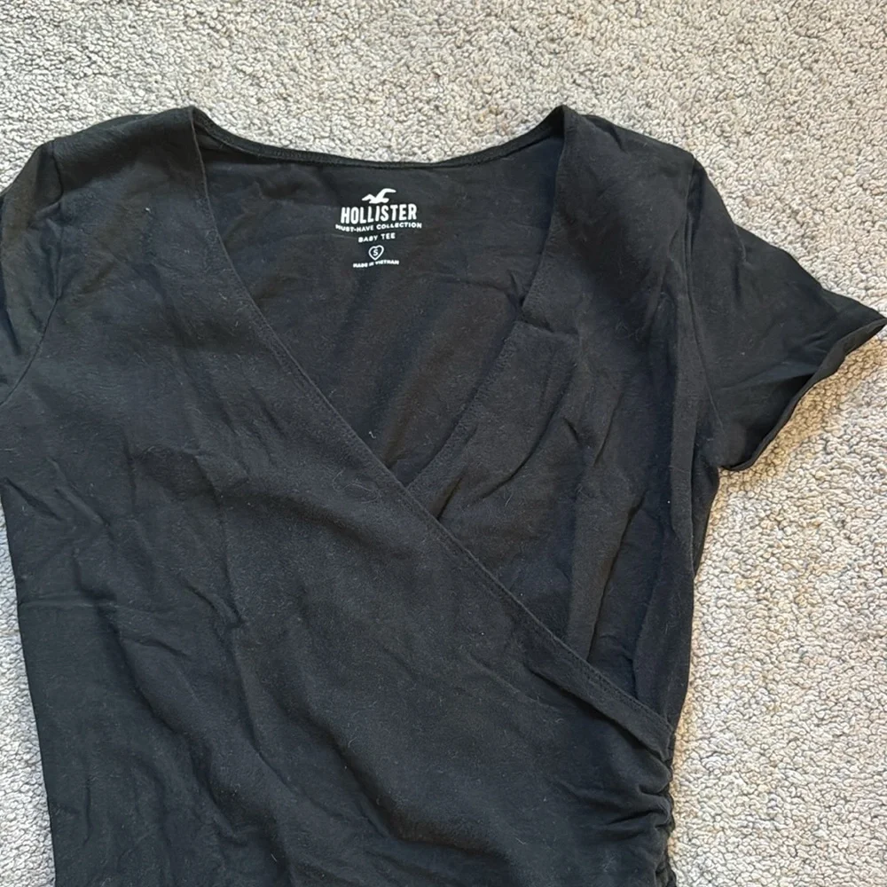 Hollister Baby Tee - Picture 2 of 5